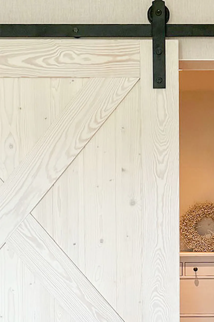 porte coulissante rustique blanche donnant sur le dressing de la chambre