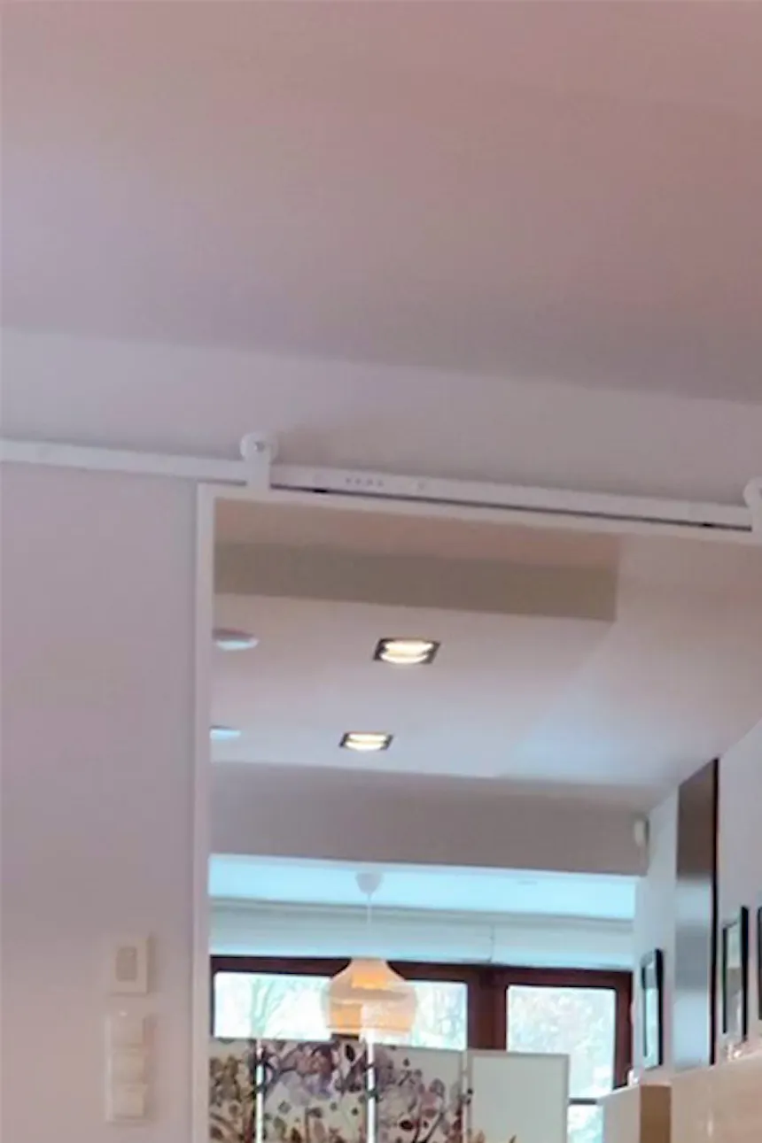doubles portes coulissantes en miroir dans un cadre en métal blanc
