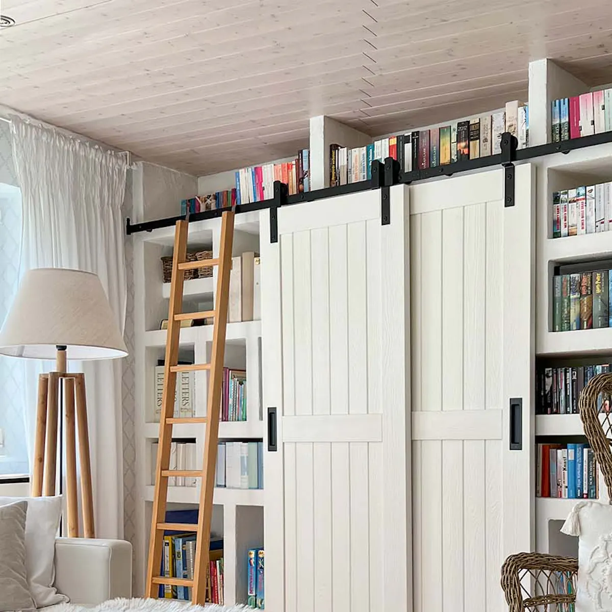 bibliothèque dans le salon
