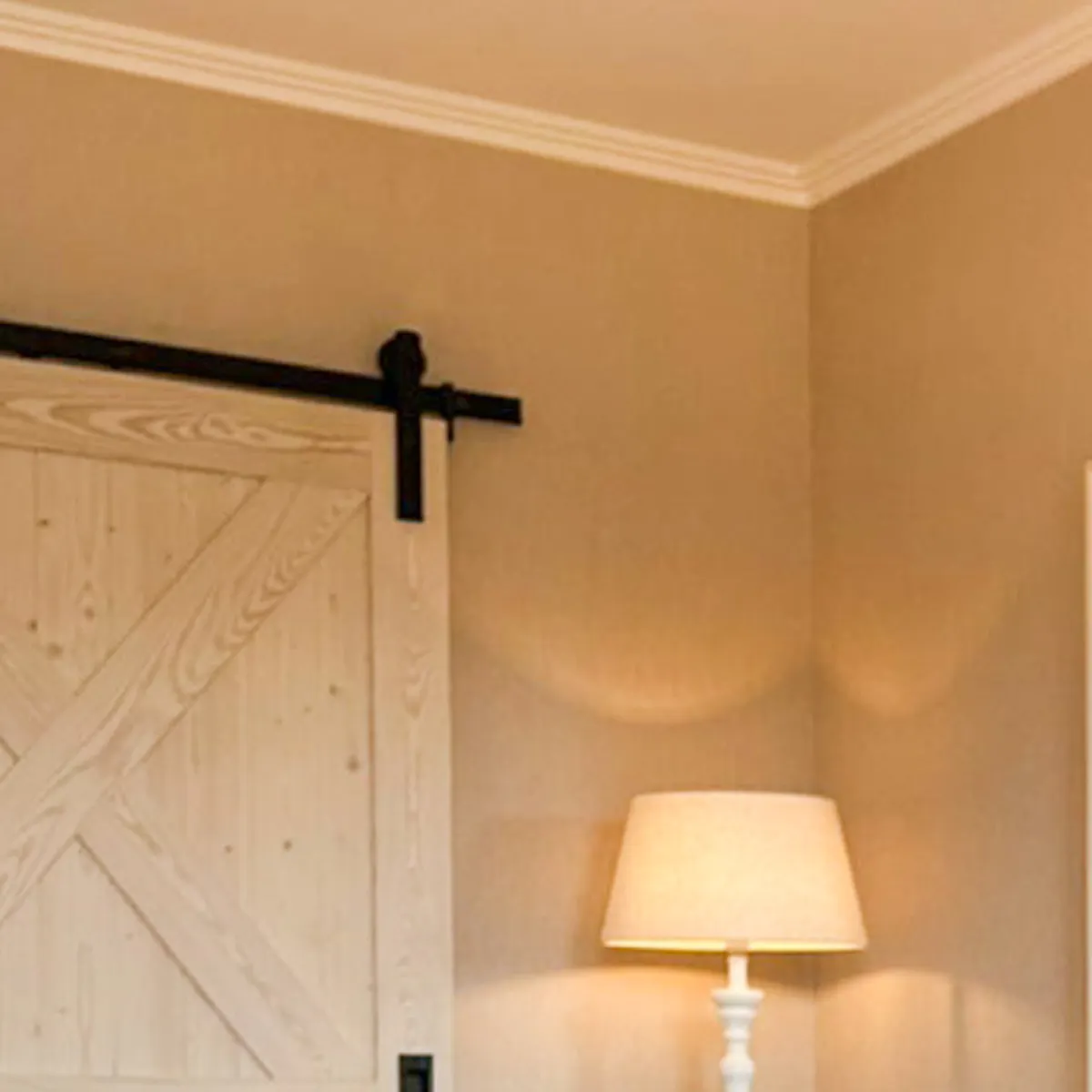 un grand miroir dans un cadre blanc et une porte coulissante blanche dans une chambre décorée dans un style farmhouse moderne
