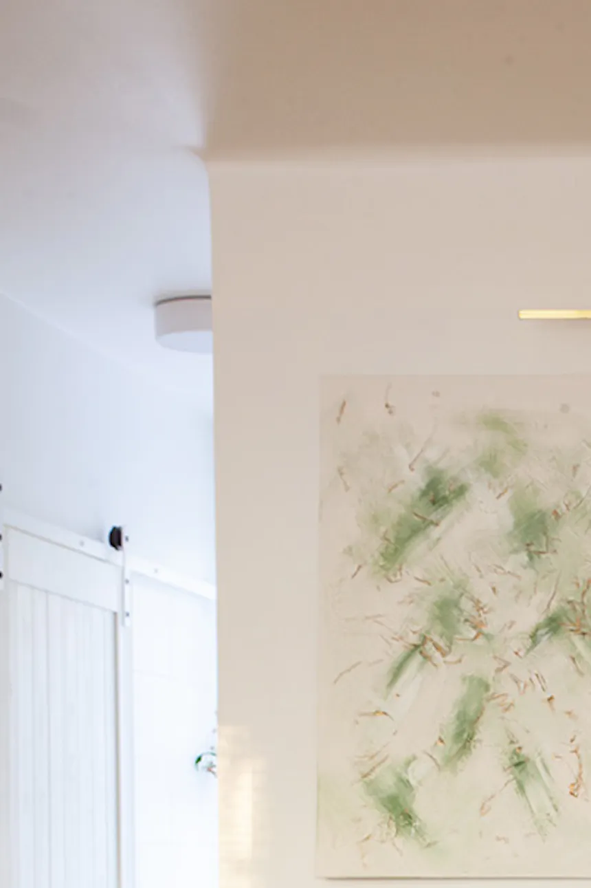 tableaux suspendus au-dessus d'un canapé lumineux dans le salon