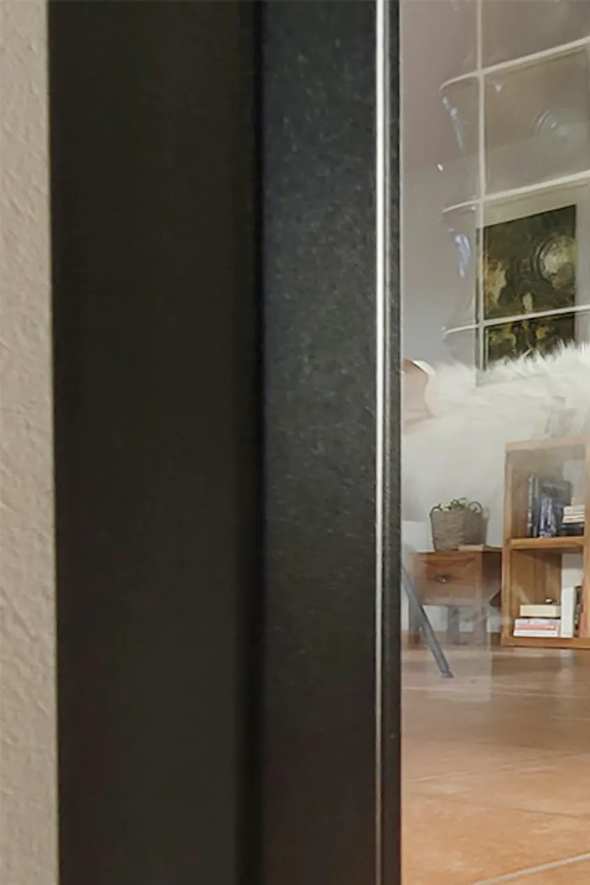 porte coulissante en verre dans un cadre en métal