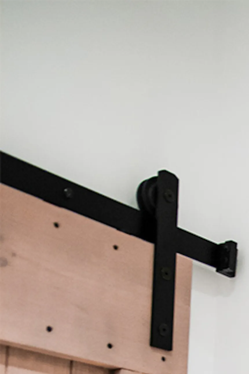 miroir rond dans un cadre en bois sur un mur blanc dans une petite salle de bain