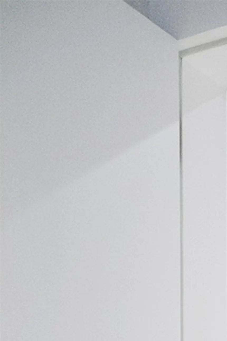 portes coulissantes en bois pour rangement dans une petite salle de bain aux murs blancs