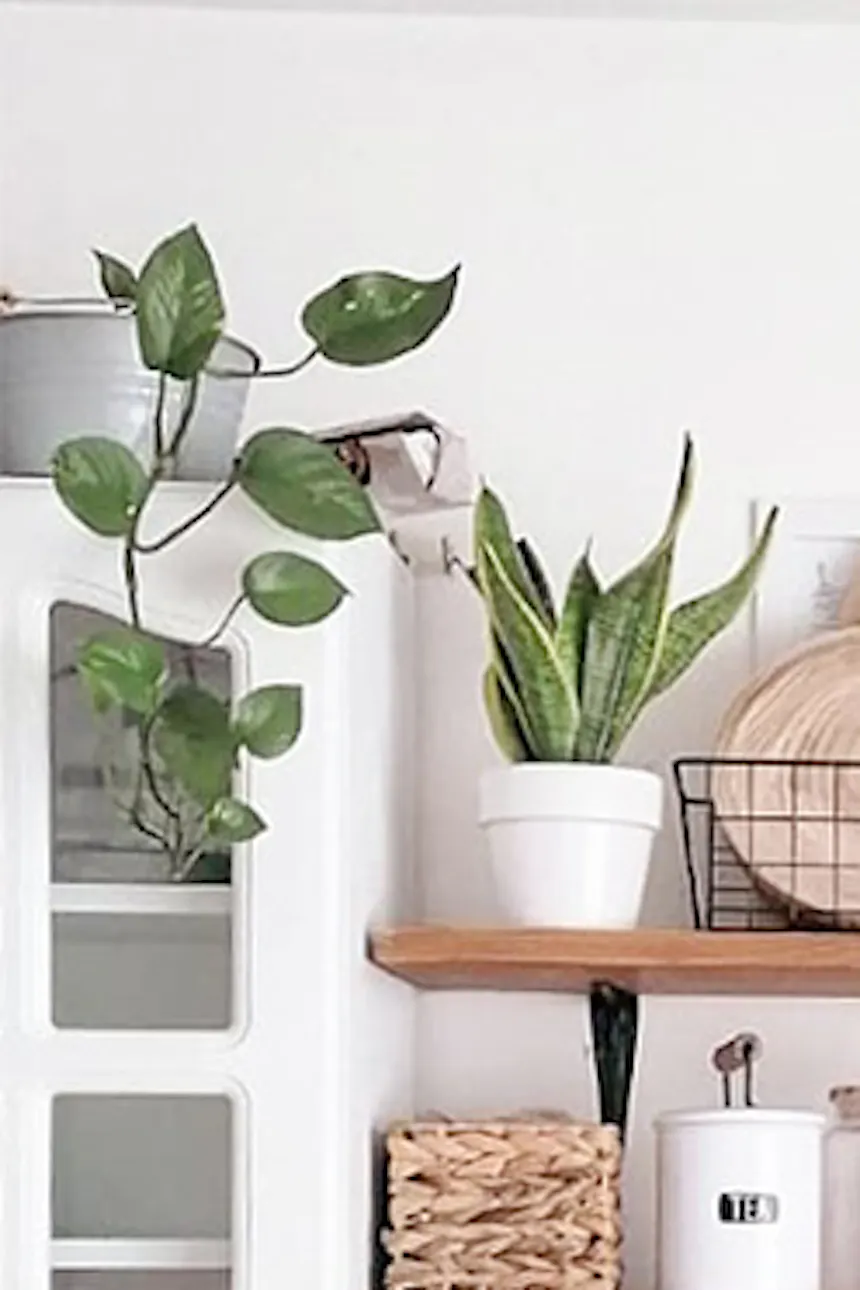 petite cuisine avec meubles blancs et accessoires en bois dans le style bohème