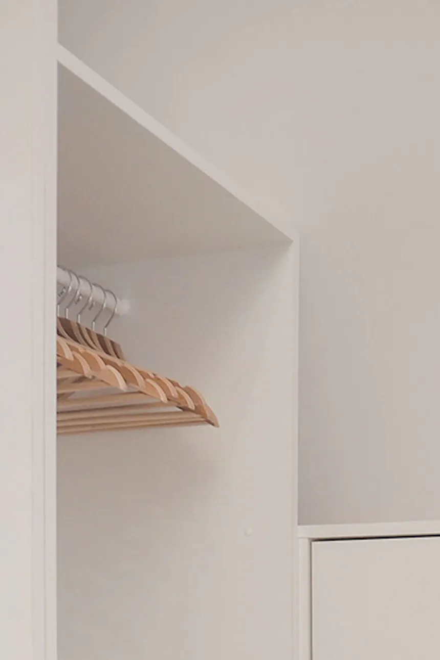 armoires blanches dans un petit dressing mansardé
