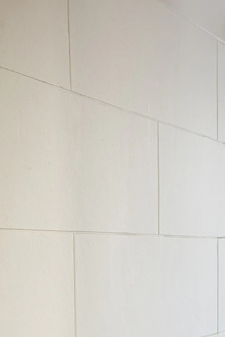porte coulissante en bois blanche dans un couloir étroit