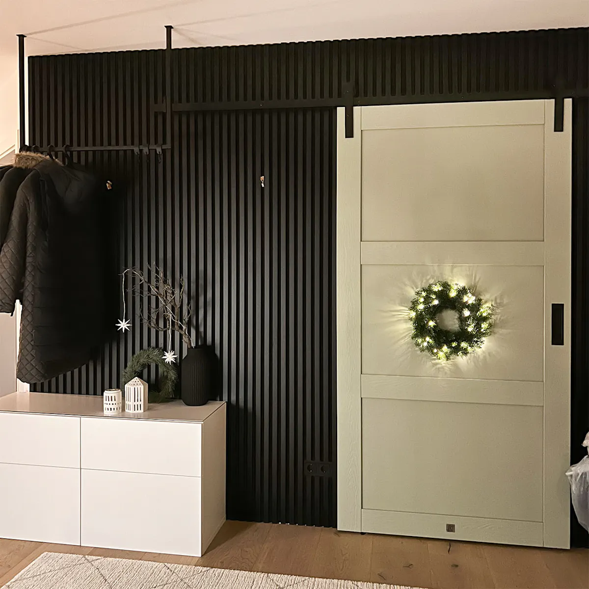 portes coulissantes vert sauge sur le mur avec lattes noires