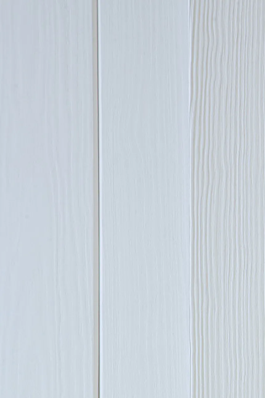 une porte en bois blanc entrouverte révélant un fragment de la salle de bain