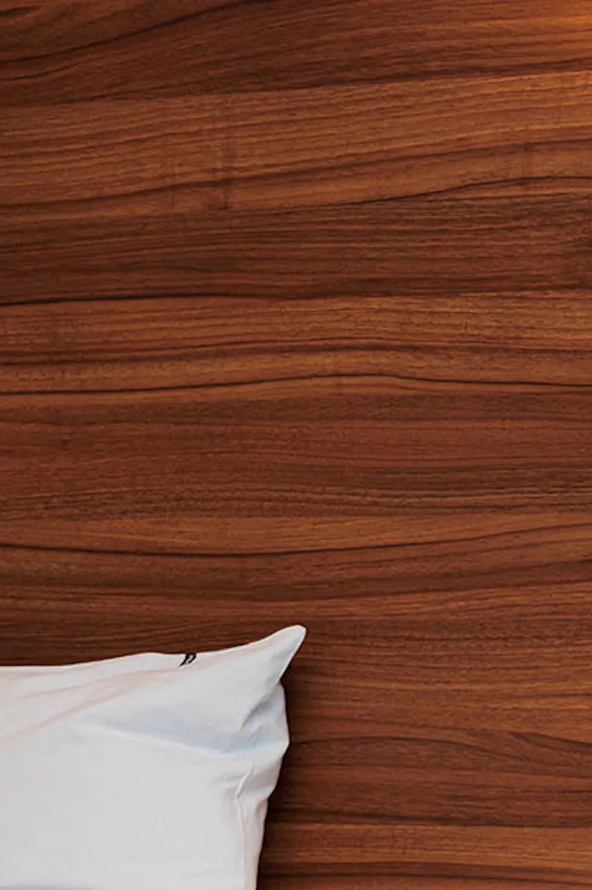 table de chevet rembourrée dans une chambre de style hôtel