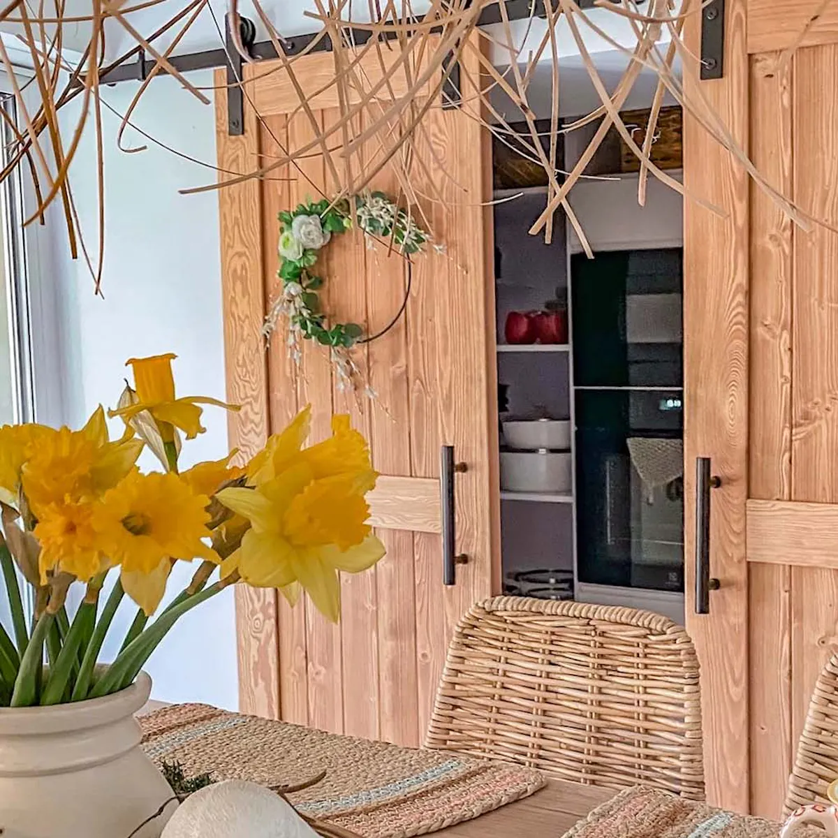 portes doubles en bois pour une niche de cuisine avec appareils électroménagers