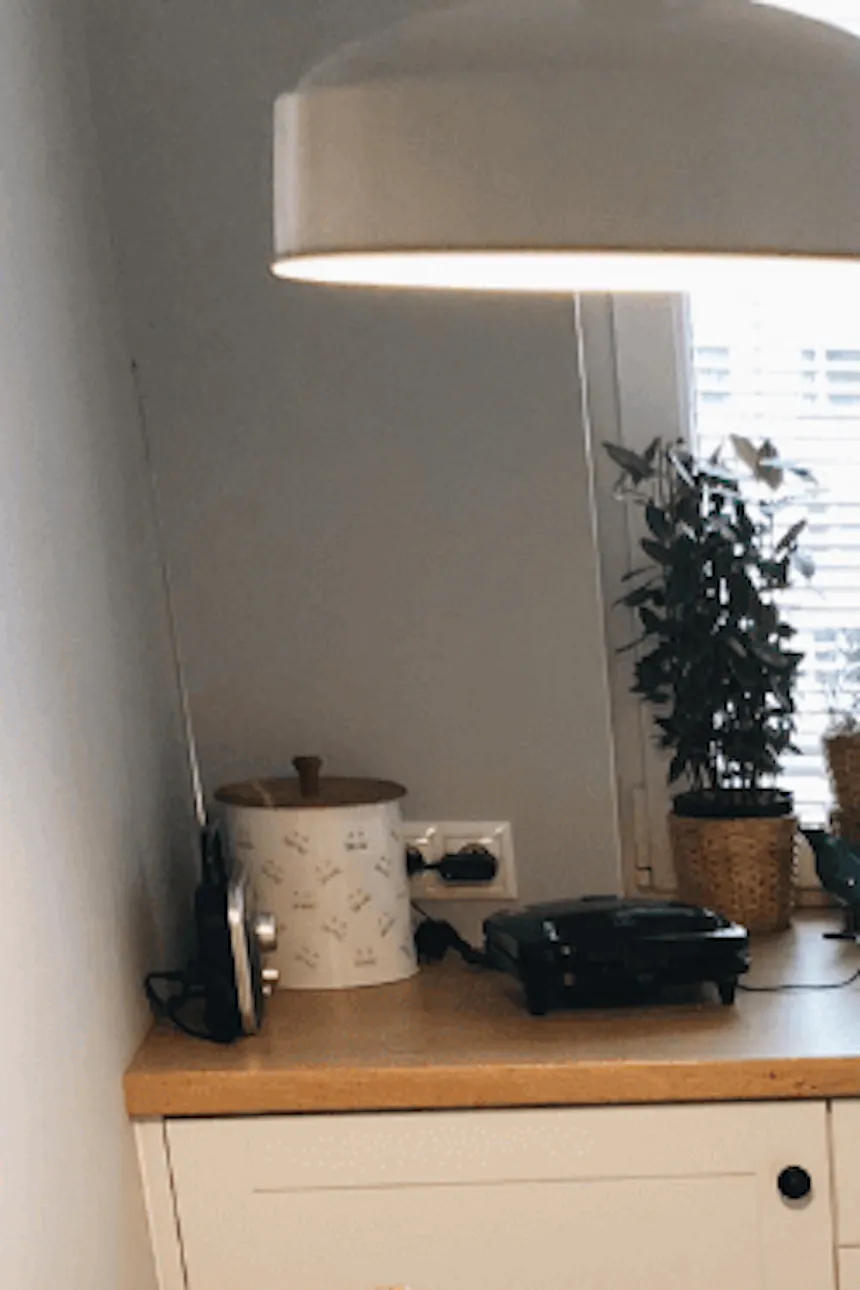 Chaises en rotin à une petite table dans une cuisine scandinave