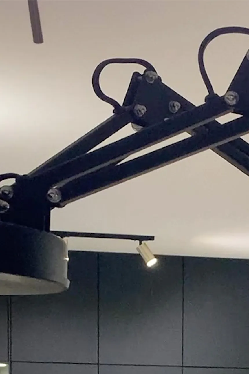 suspension industrielle noire et porte coulissante jaune dans un intérieur moderne