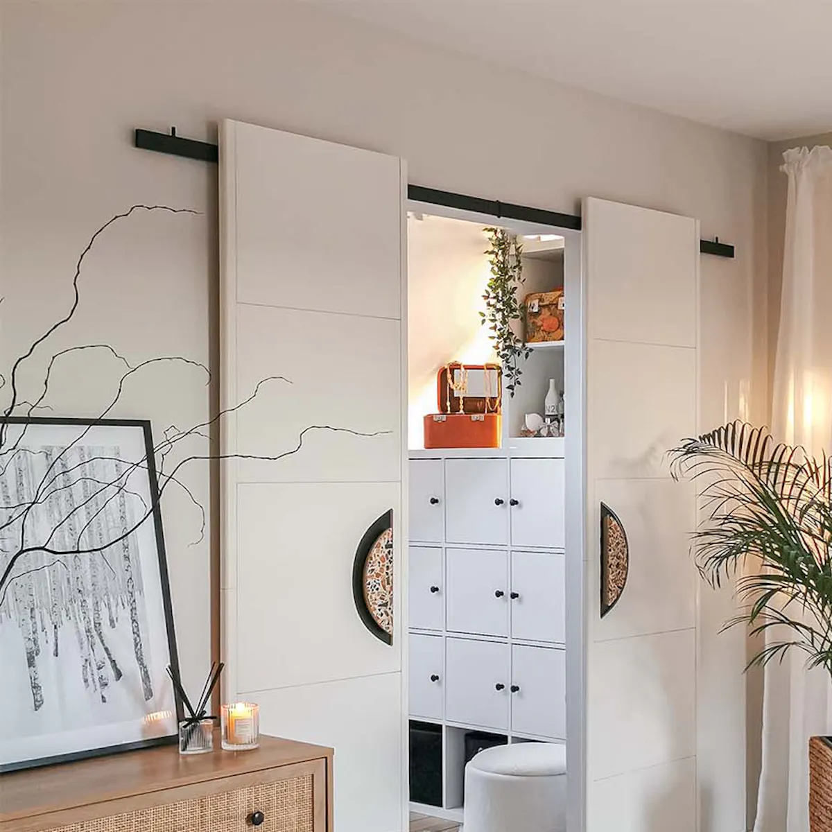 chambre avec dressing derrière des portes coulissantes doubles blanches