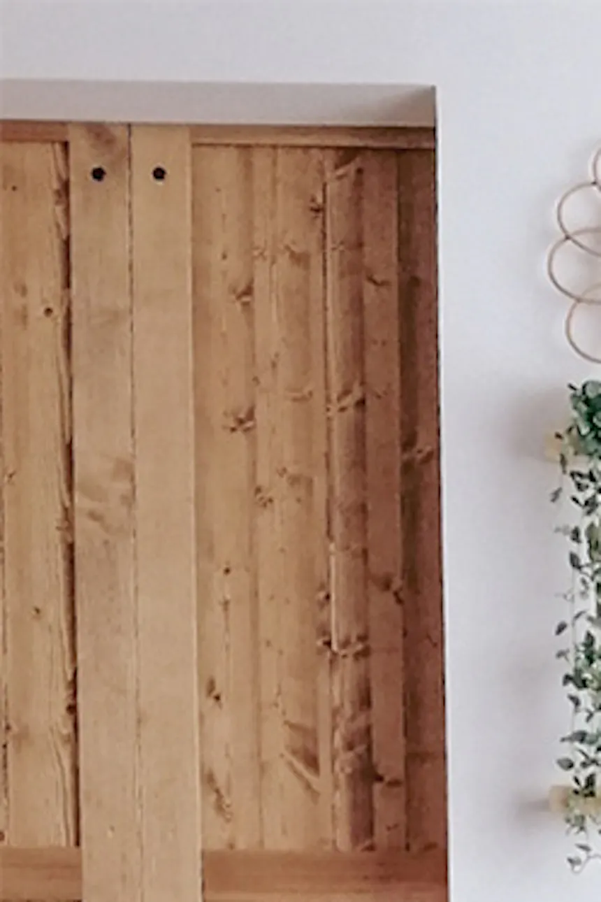 galerie de peintures dans des cadres en bois sur un mur blanc dans le salon