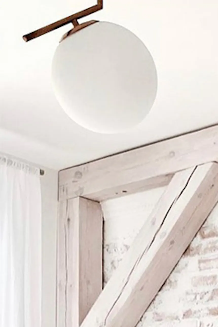 chambre rustique blanche avec des briques blanches et des poutres en bois