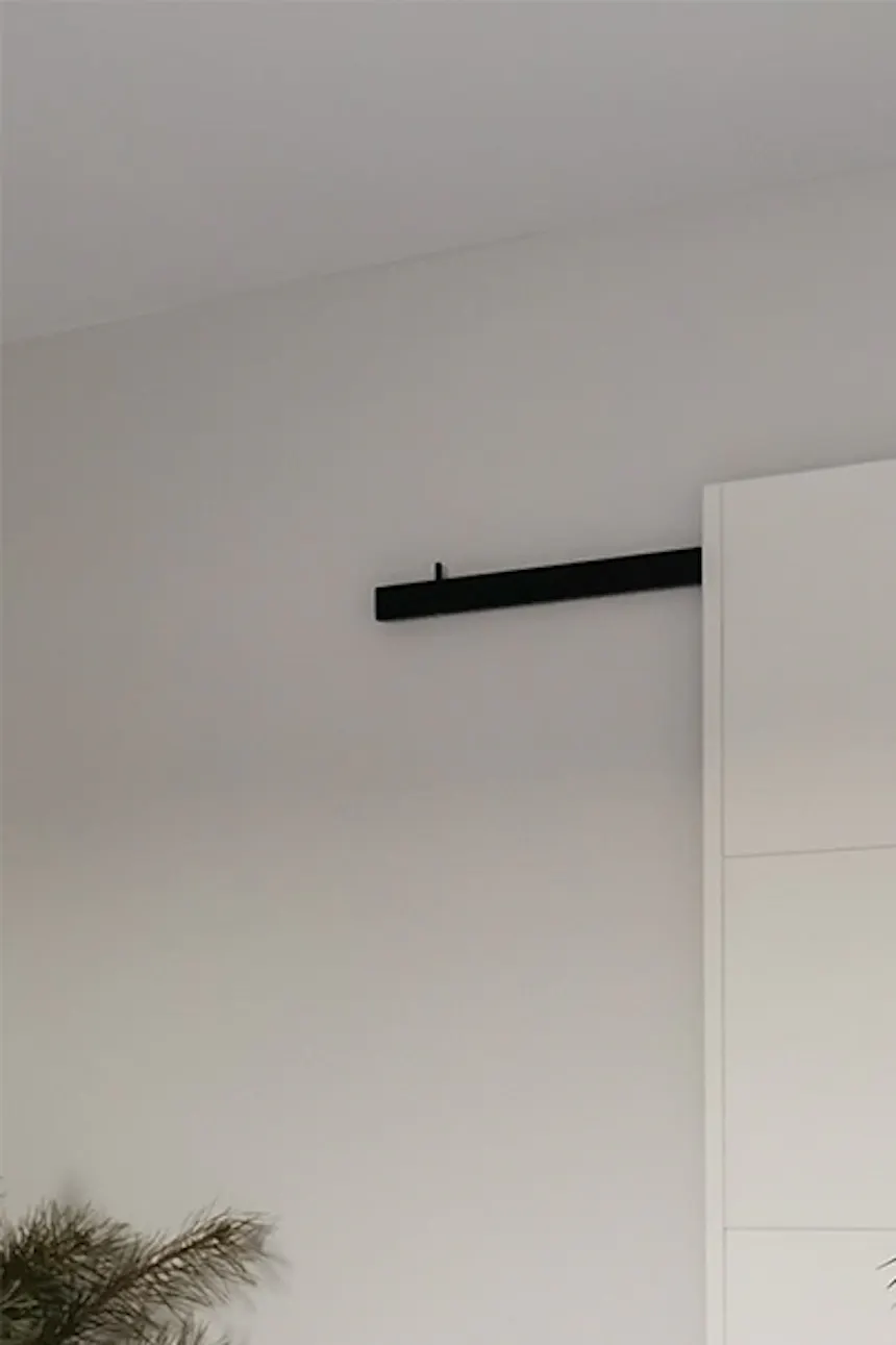 doubles portes coulissantes blanches dans un style minimaliste pour un dressing