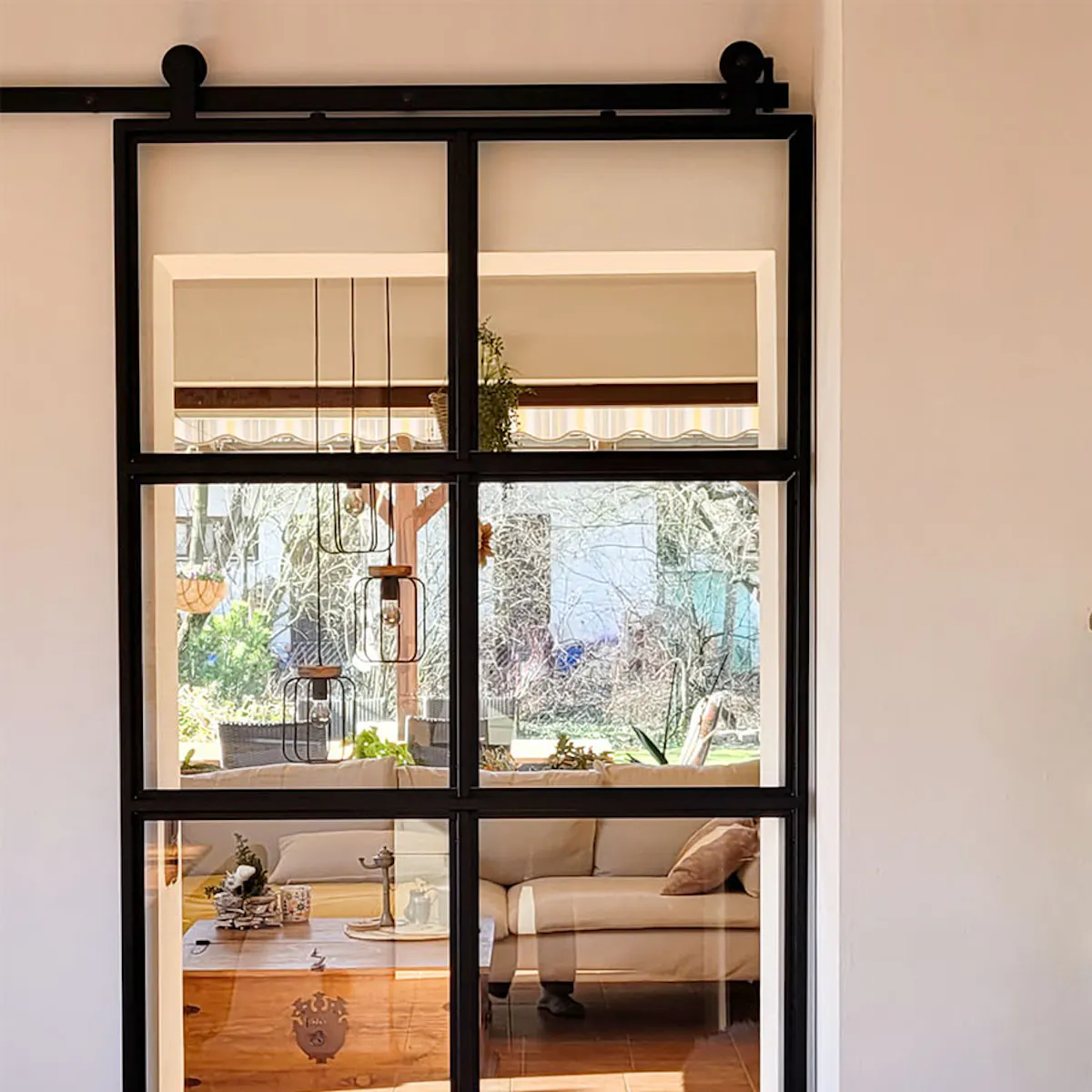 porte vitrée dans un cadre métallique pour le salon