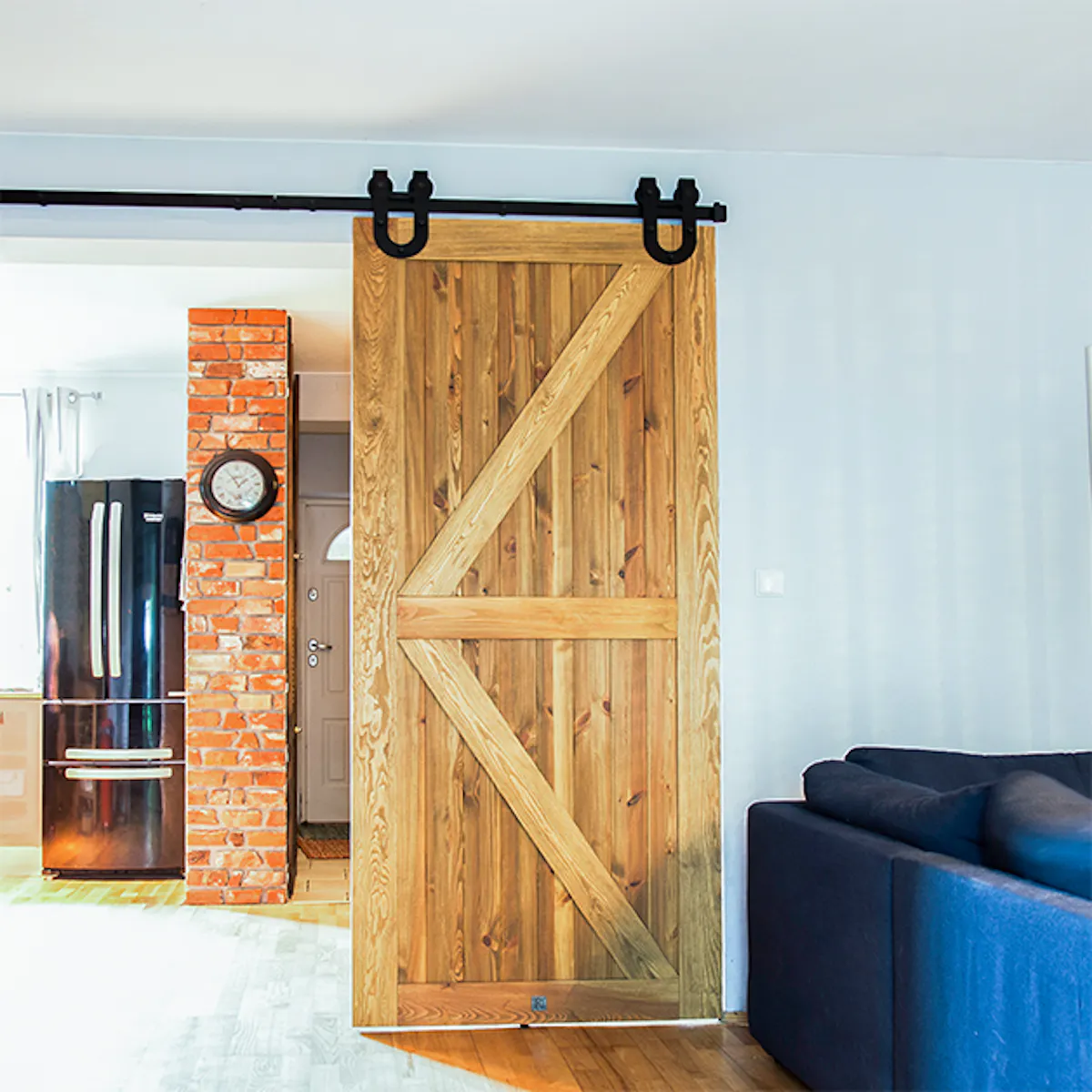 rustic wooden door, brushed wood sliding door, barn door, sliding door with a 'horseshoe' system, sliding door to the kitchen