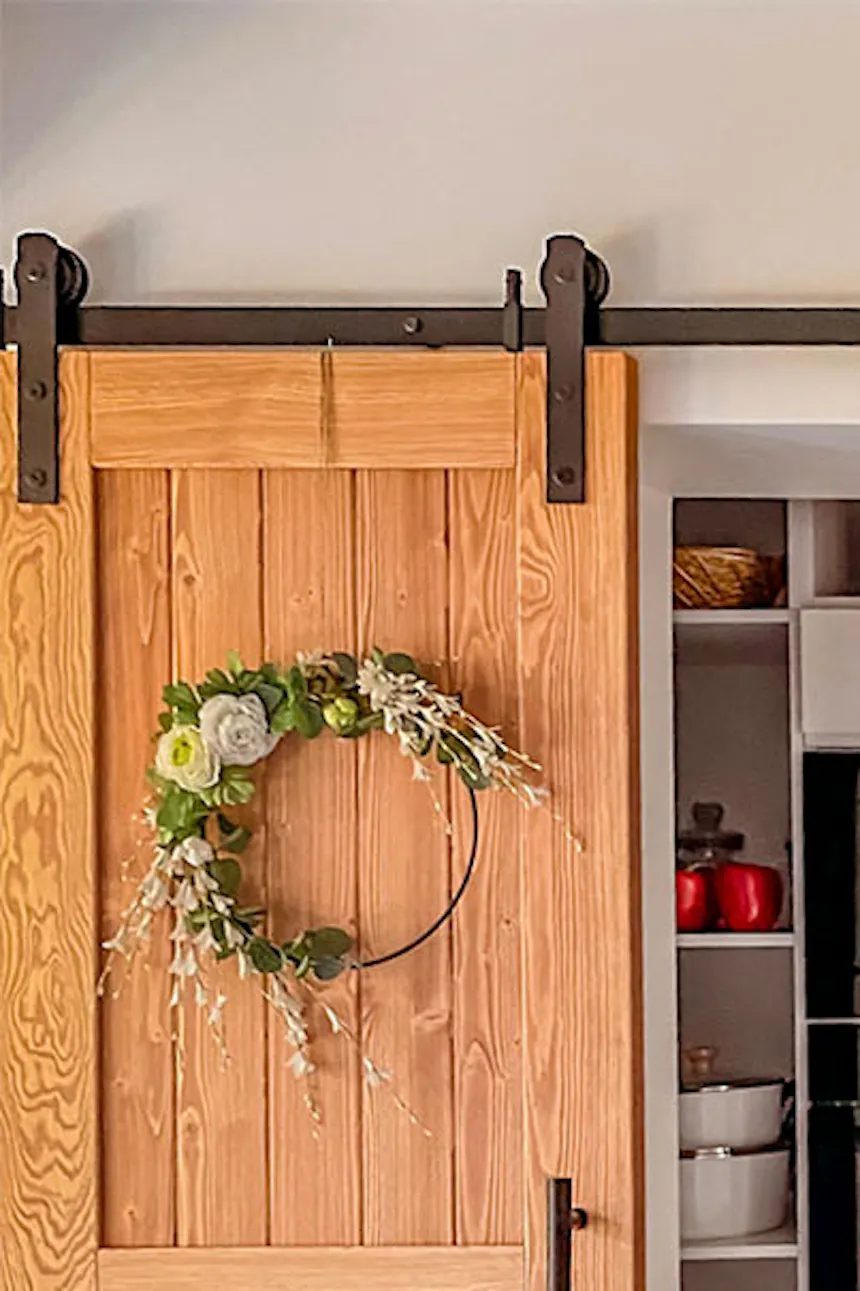 portes coulissantes en bois fermant le renfoncement dans la cuisine avec appareils électroménagers