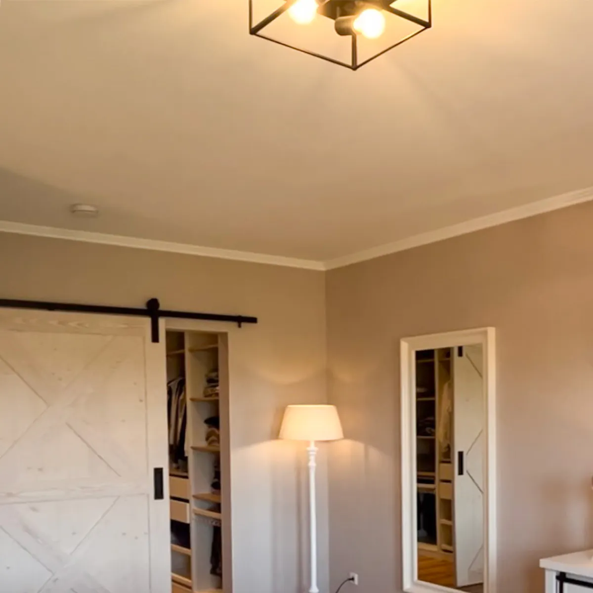 style farmhouse moderne dans la chambre avec dressing caché derrière des portes coulissantes