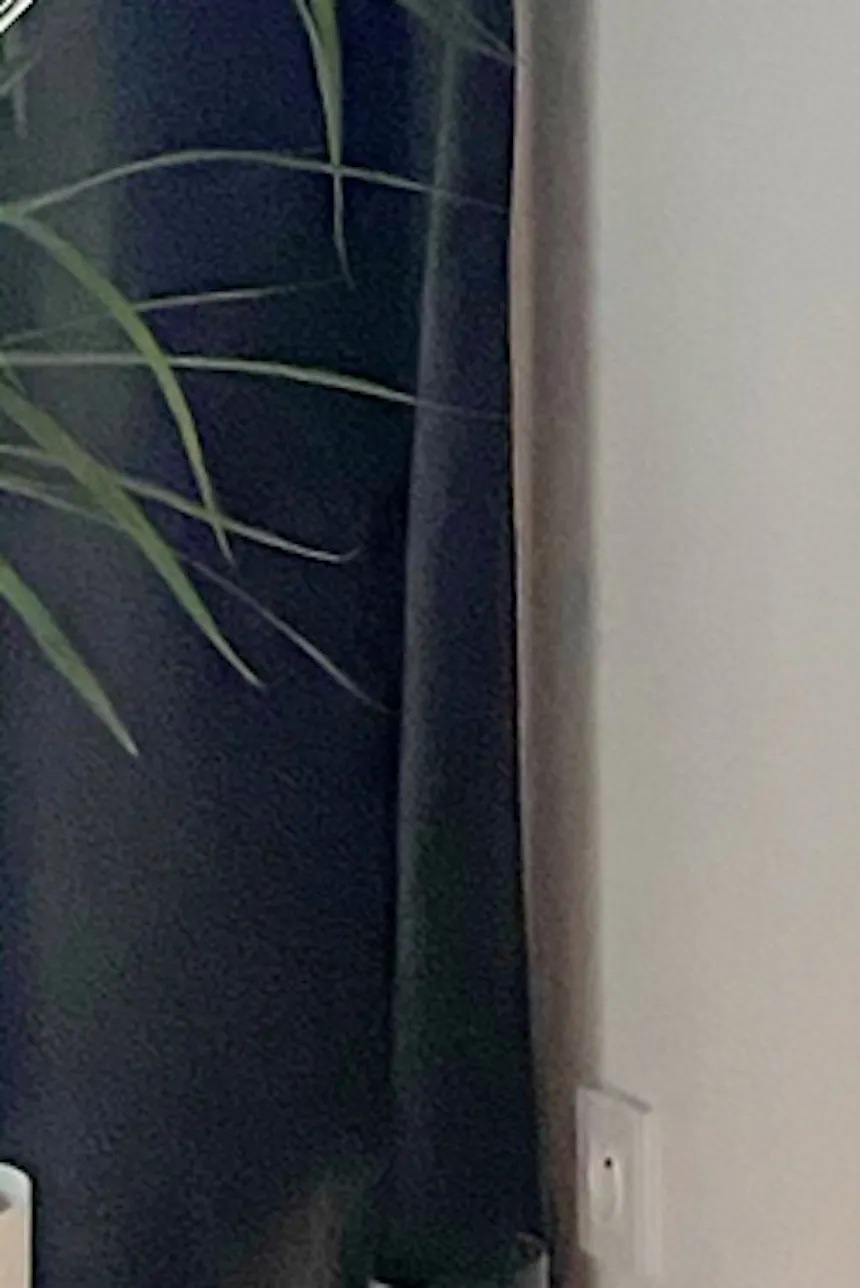 Image miroir d'une lanterne décorative en métal avec une bougie