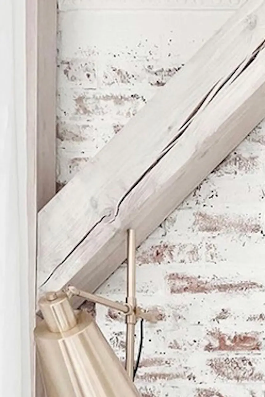 chambre rustique avec mur de briques et poutres en bois