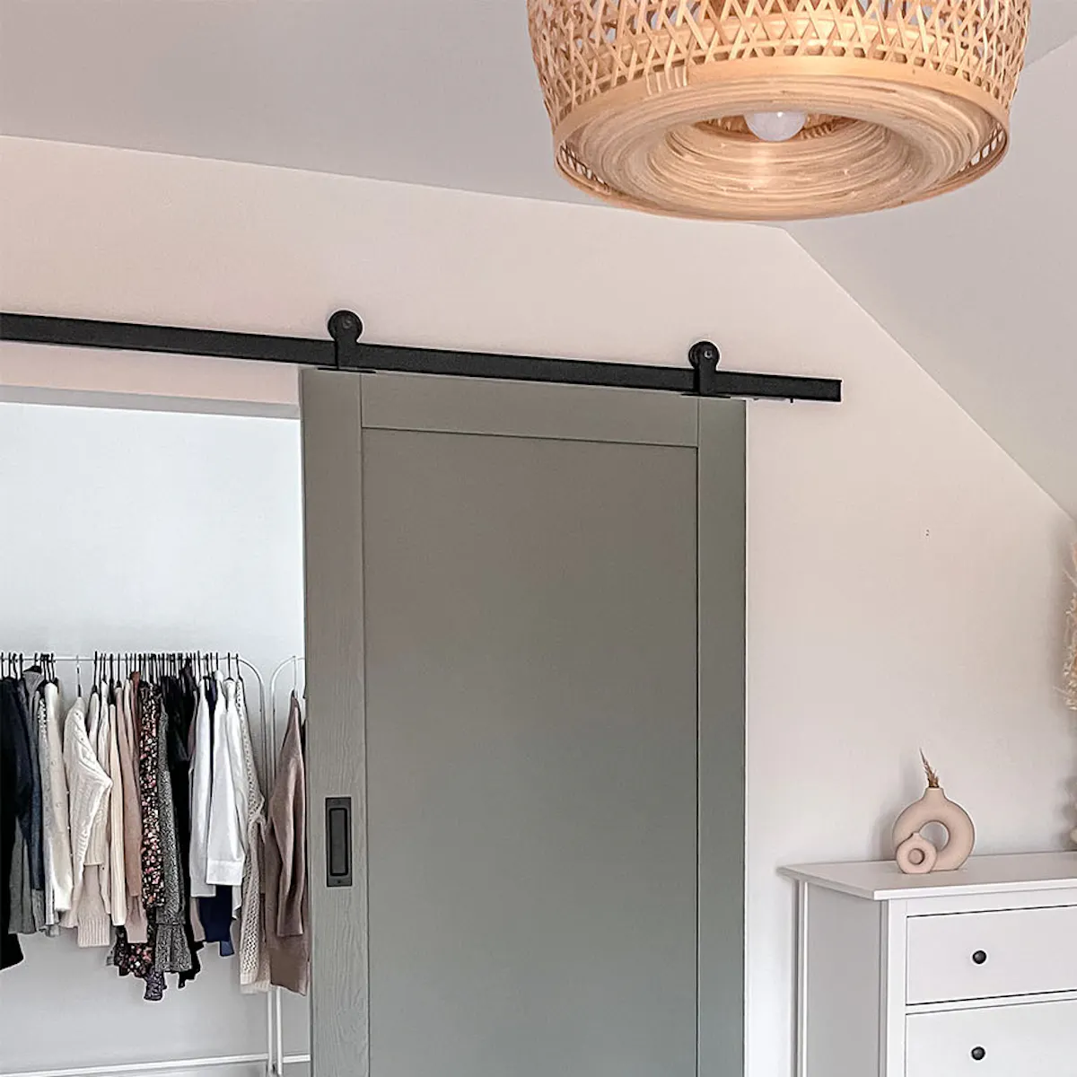 portes coulissantes modernes donnant sur le dressing de la chambre avec un plafond incliné