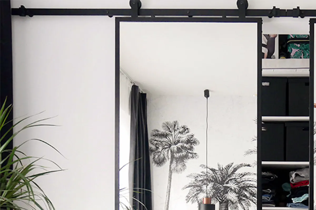 Double porte coulissante avec miroir menant de la chambre au dressing