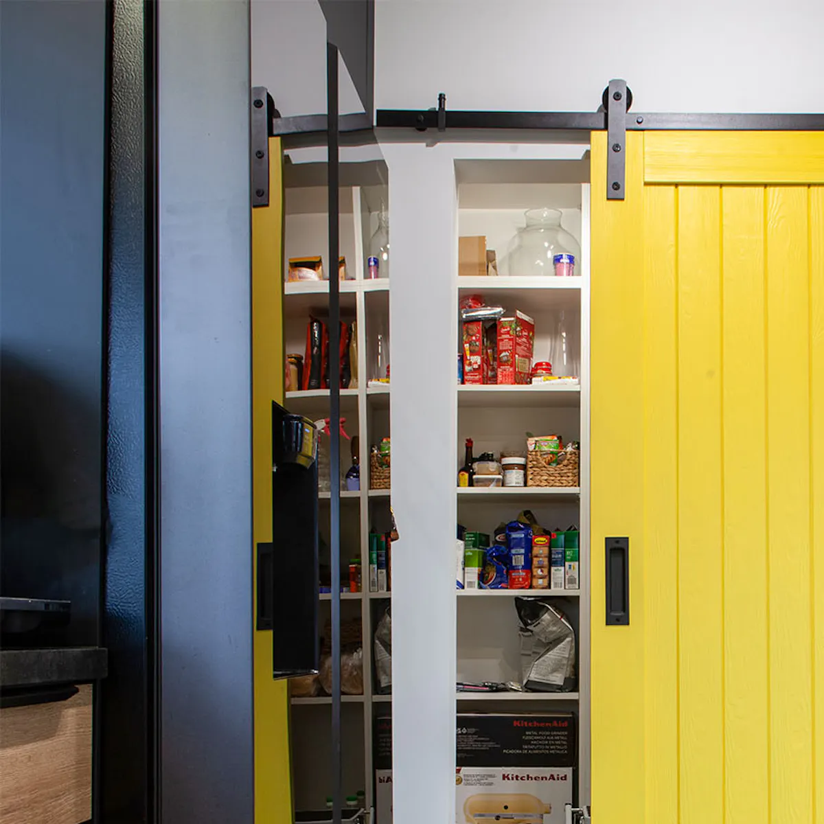 porte garde-manger jaune dans une cuisine moderne