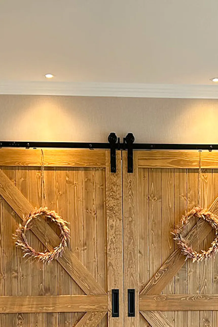 doubles portes coulissantes en bois dans la salle à manger