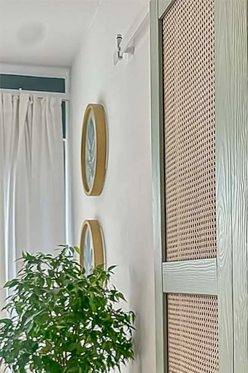 porte avec cadre couleur sauge et remplissage en rotin