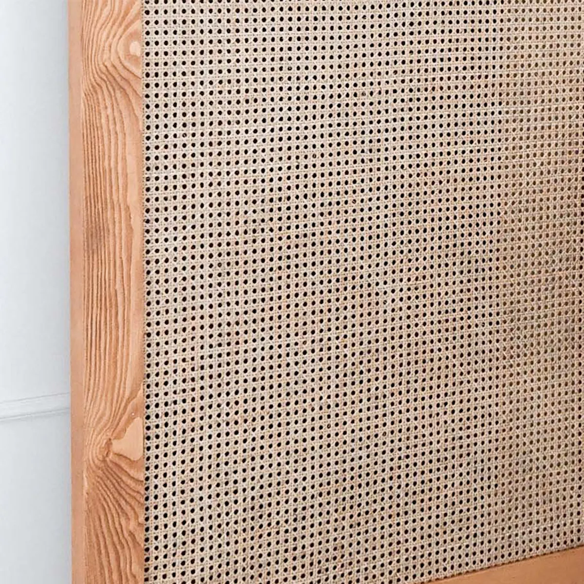 porte en rotin dans un cadre en bois