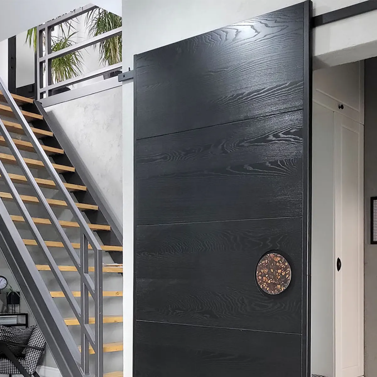 porte coulissante noire dans le couloir