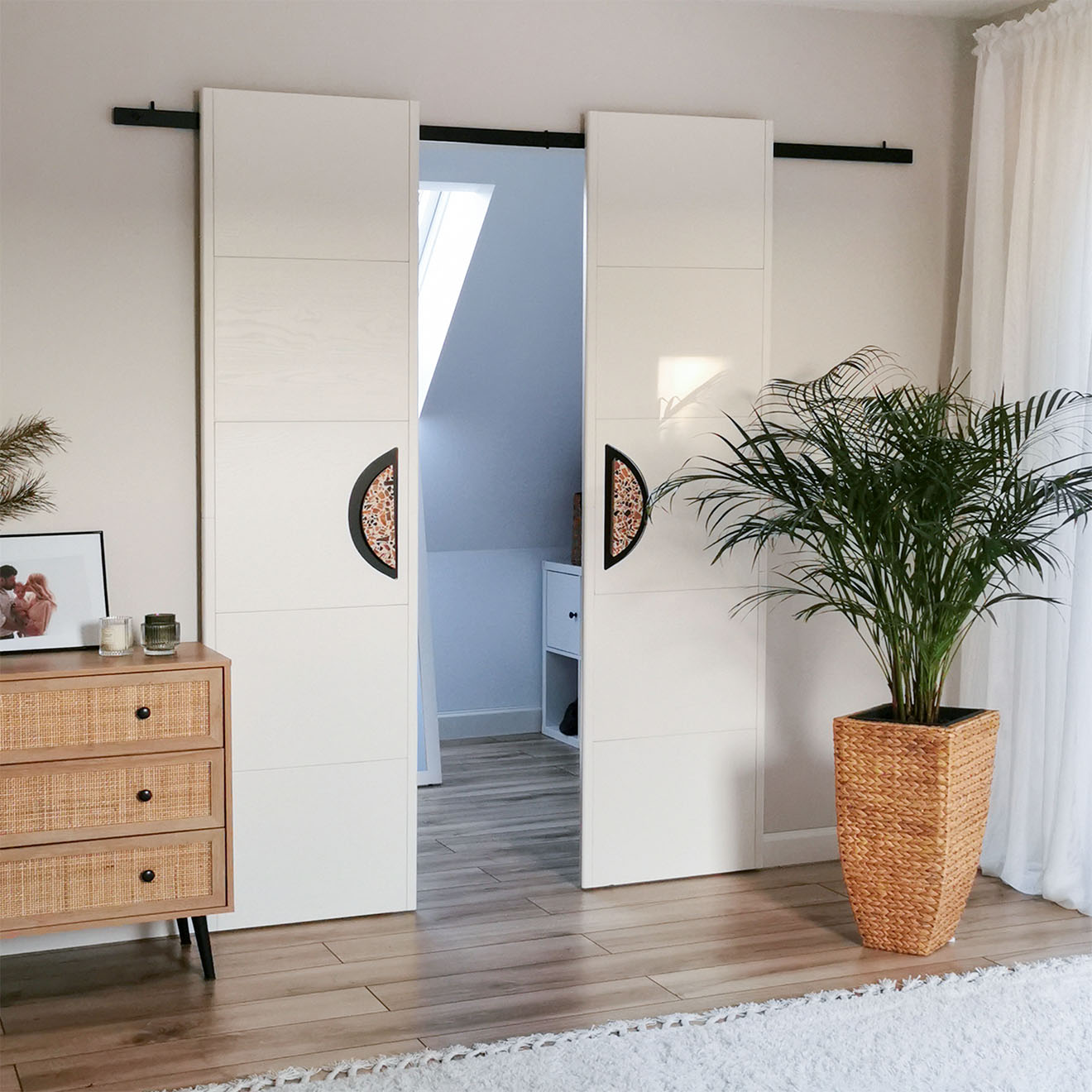 doubles portes coulissantes minimalistes avec de grandes poignées pour un petit dressing dans la chambre