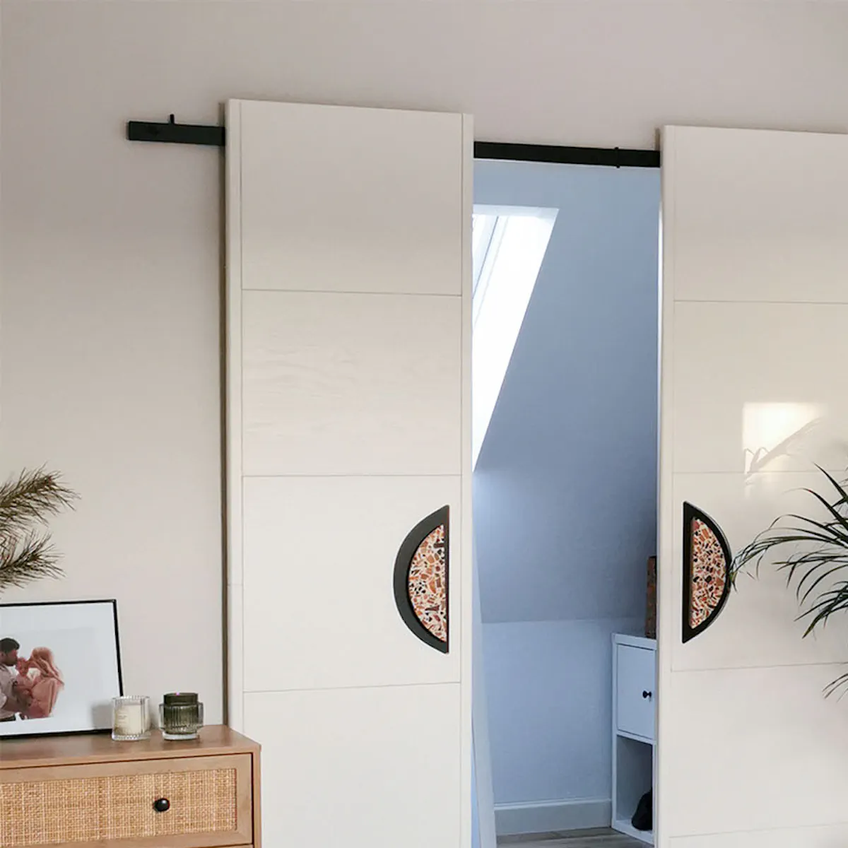 doubles portes coulissantes minimalistes avec de grandes poignées pour un petit dressing dans la chambre