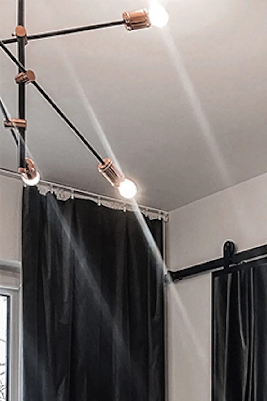 Une double porte coulissante ouverte avec un miroir montrant un fragment d'une armoire avec une coiffeuse blanche