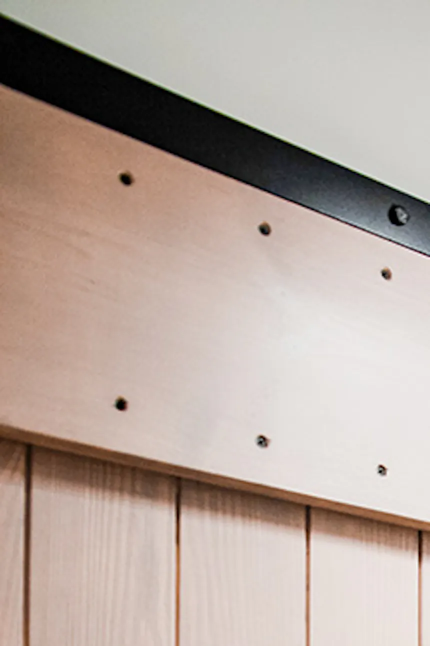 portes coulissantes en bois pour une boîte de rangement dans une petite salle de bain