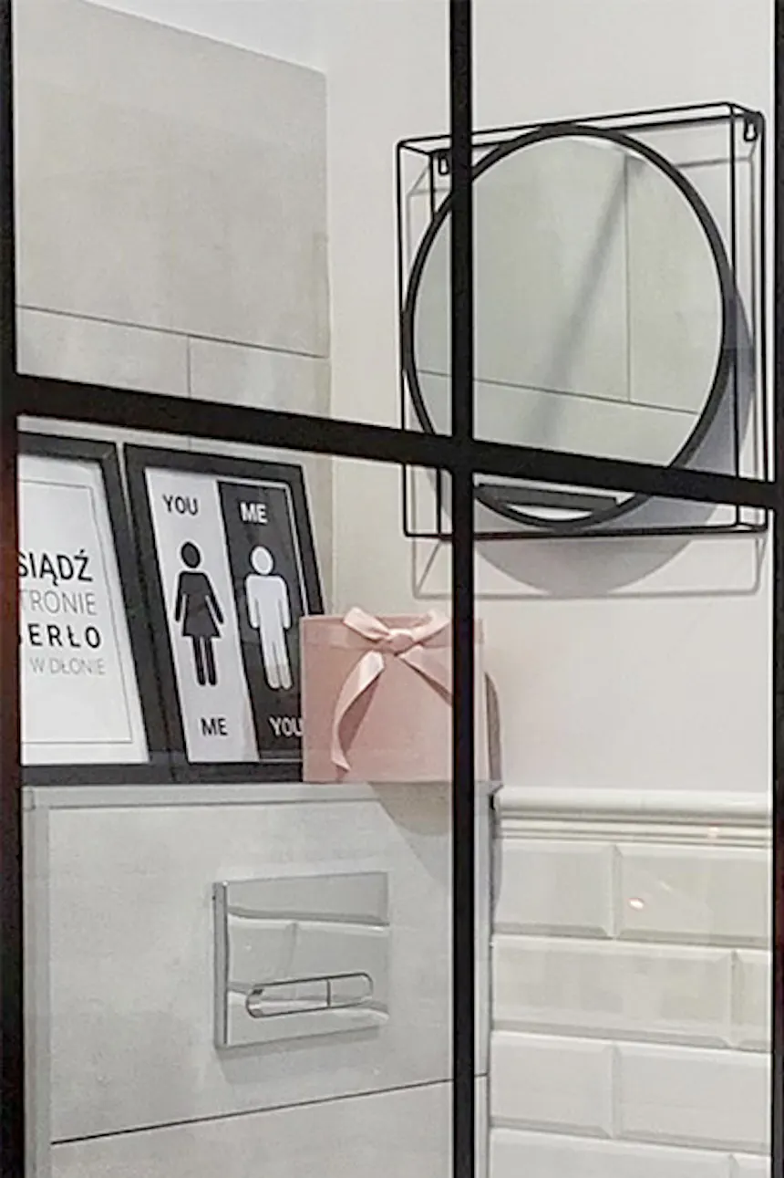 salle de bain blanche et grise avec douche et baignoire