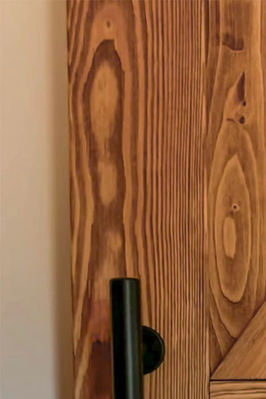 poignée noire sur porte en bois