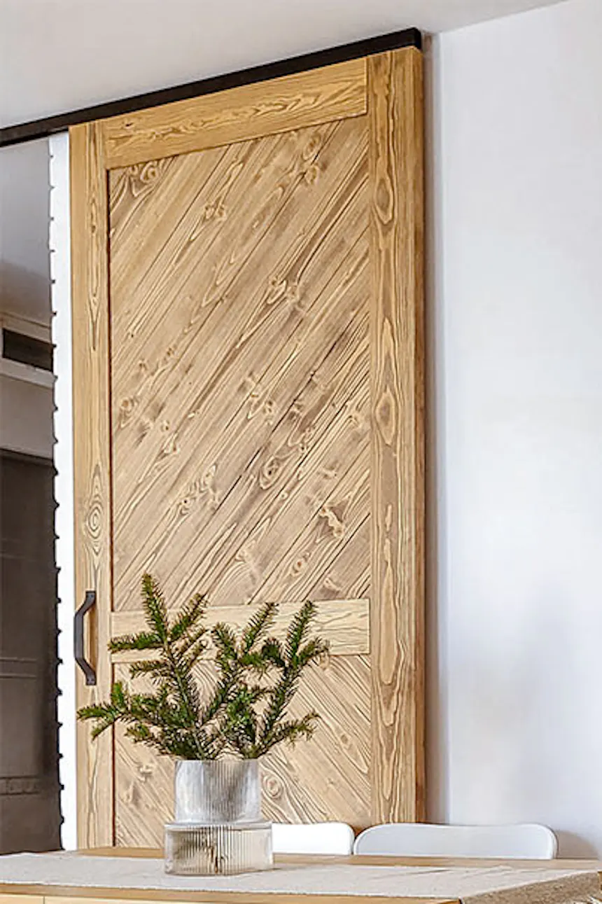 table basse en bois sur un tapis beige dans le salon