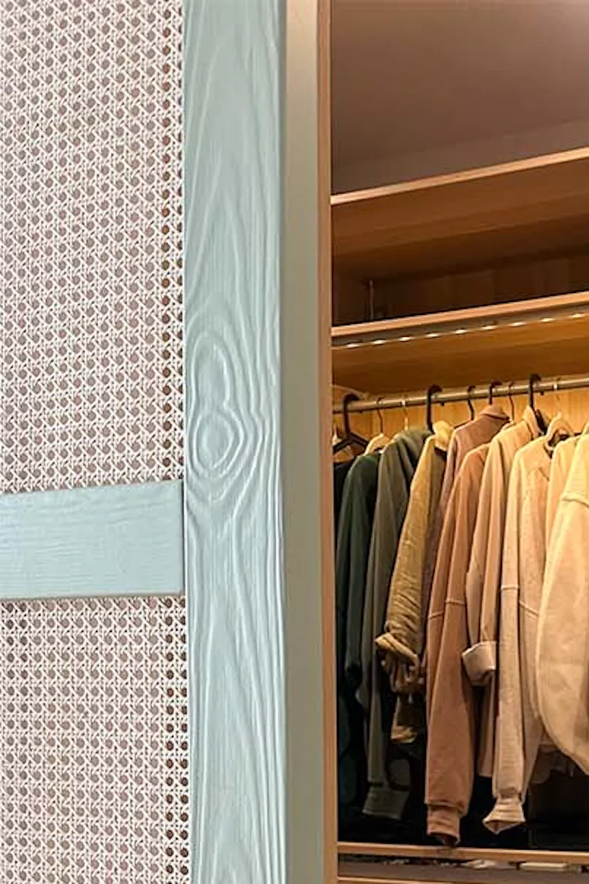 une porte avec un tissage en rotin fermant l'entrée du dressing