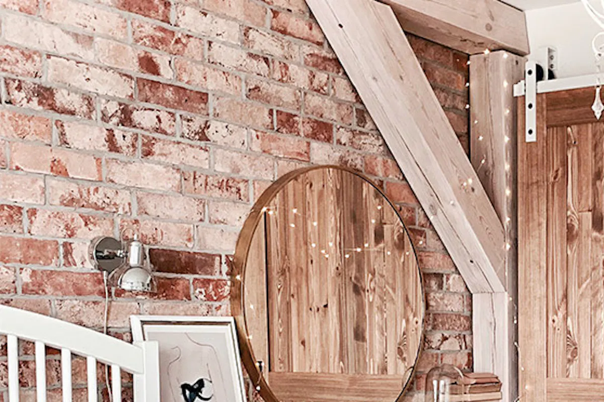 rustic bedroom, wooden sliding door, rustic style sliding door in the interior, modern rustic style, barn sliding doors, white sliding system, sliding wall, brick wall in the bedroom, rustic chest of drawers in the bedroom