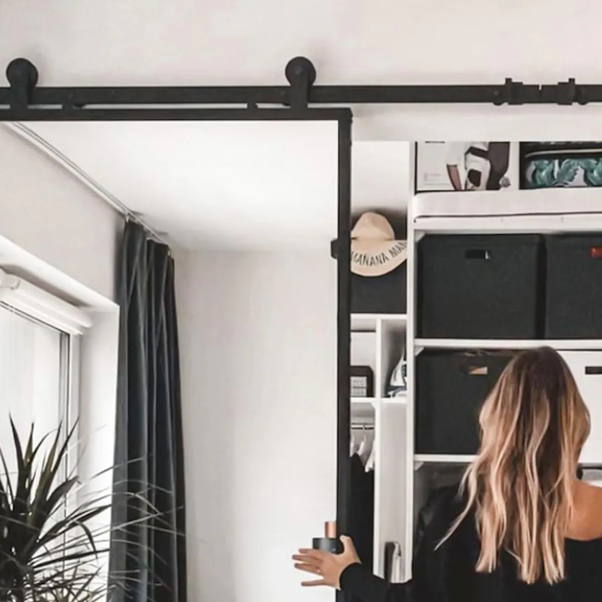 Double sliding doors with mirror for the wardrobe in a modern bedroom