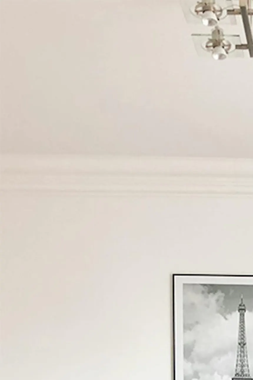 un canapé vert bouteille et une table basse blanche dans un salon glamour