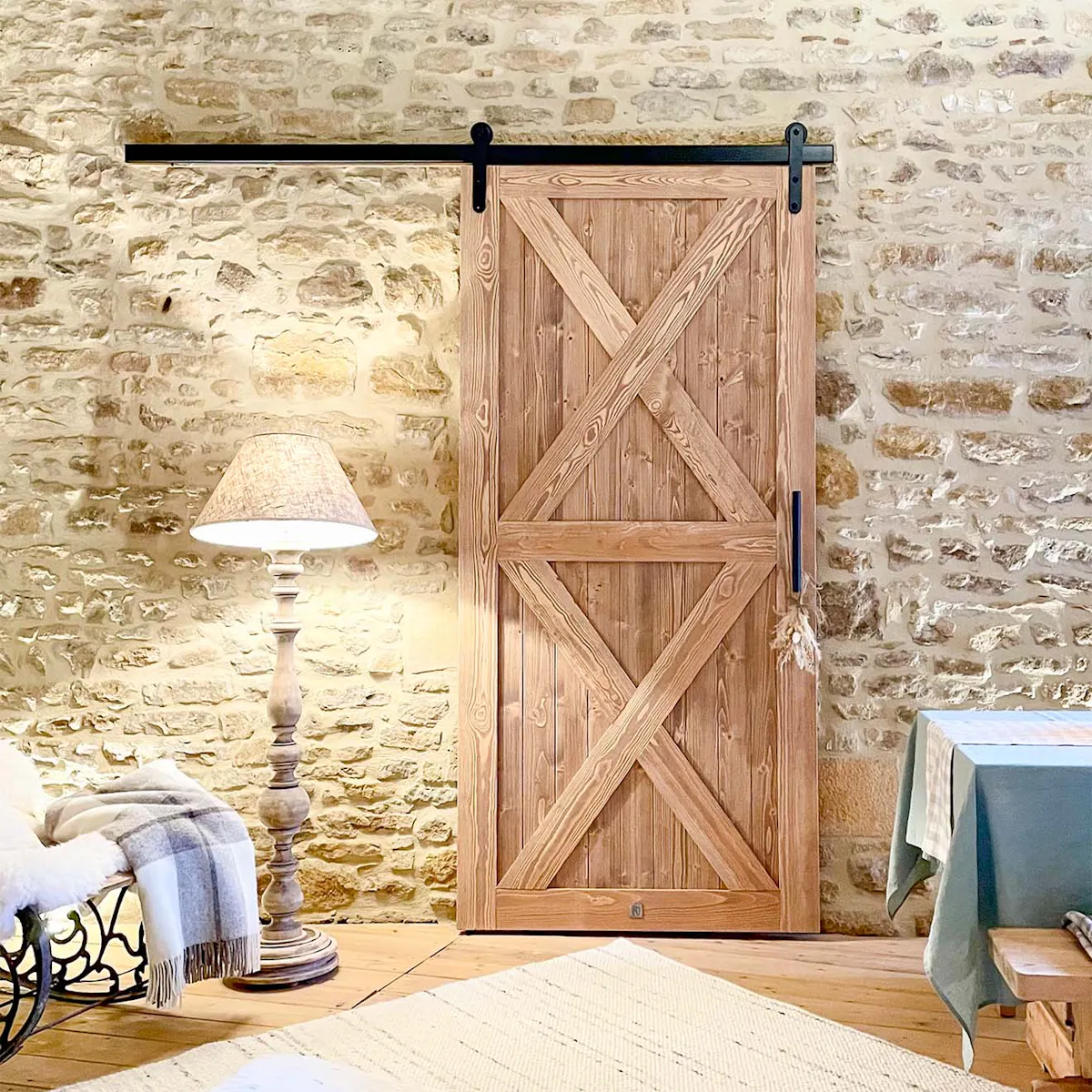 portes coulissantes en bois sur un mur en pierre naturelle jaune doré