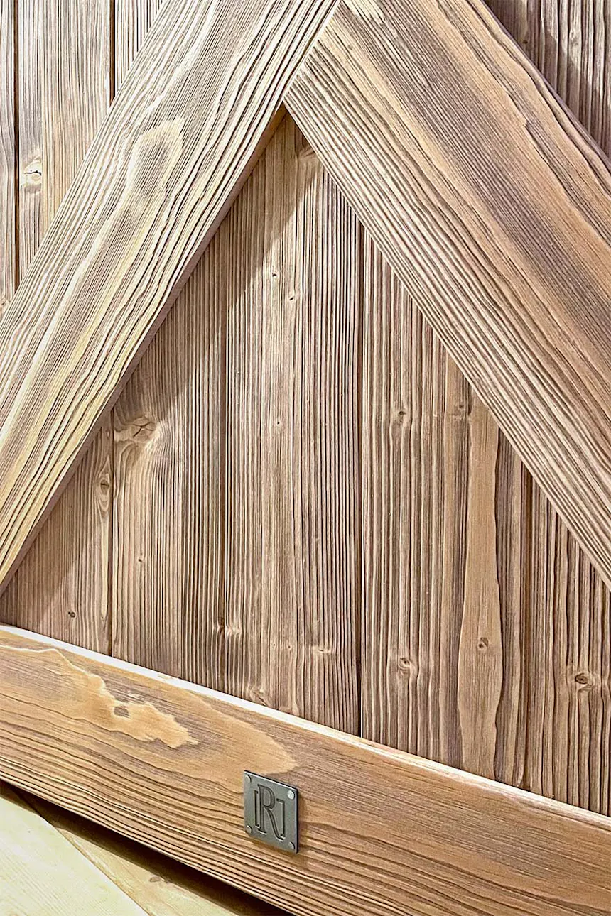 portes coulissantes en bois massif de couleur naturelle