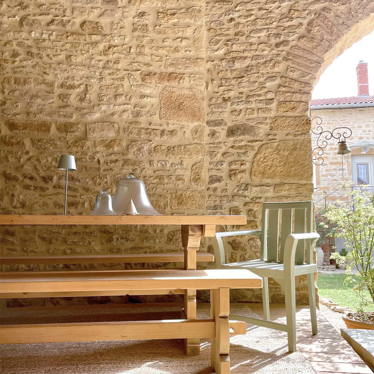 terrasse couverte entourée de murs en pierre naturelle