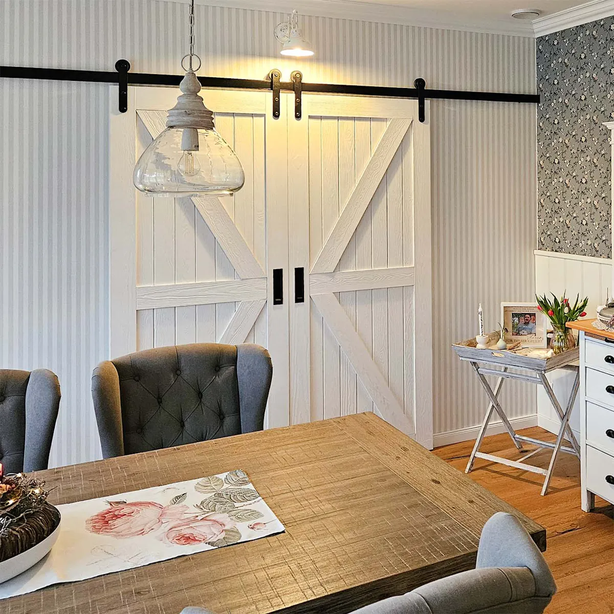 portes coulissantes blanches fermées dans une salle à manger décorée dans un style rustique et moderne