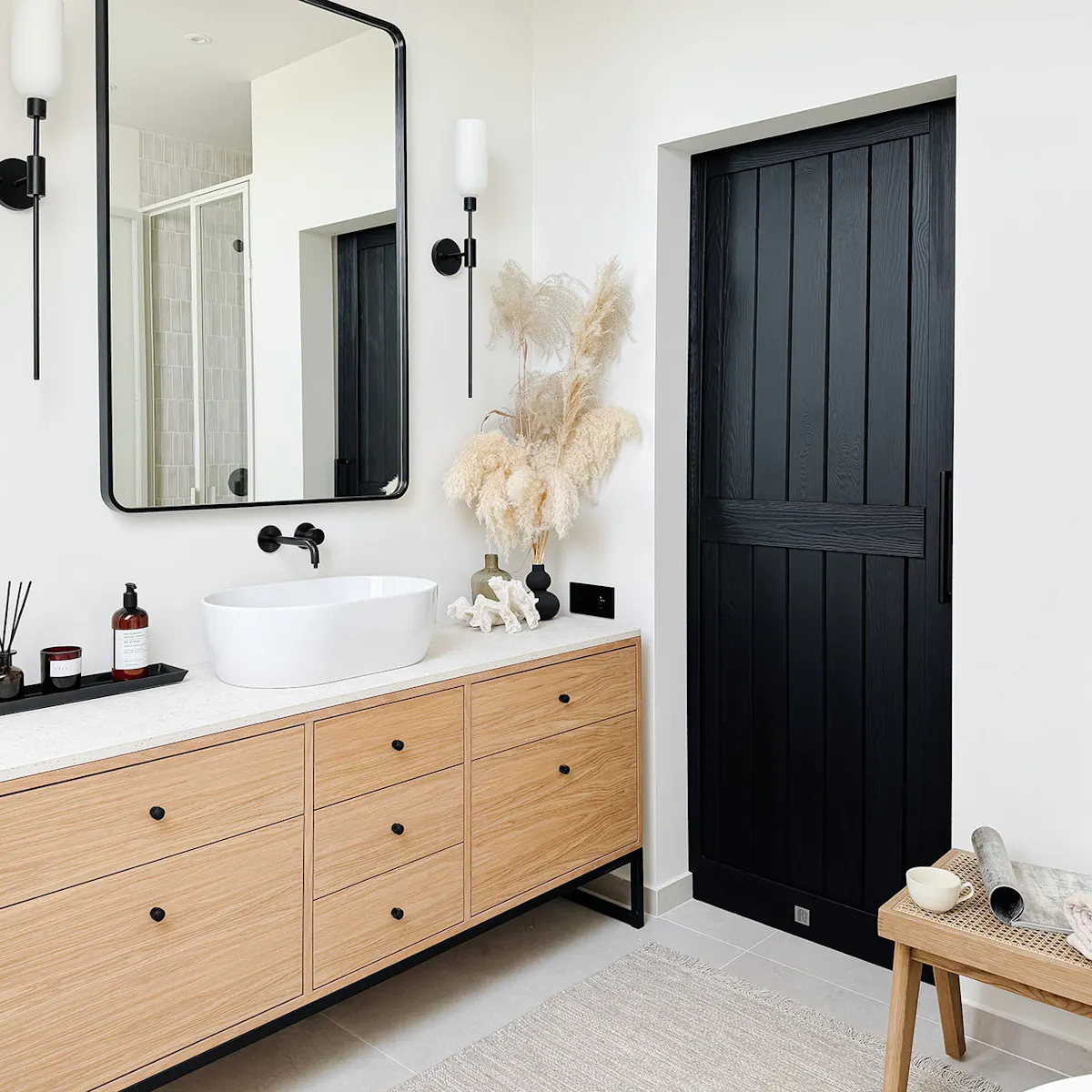 portes coulissantes noires à côté d'une armoire en bois avec un évier blanc